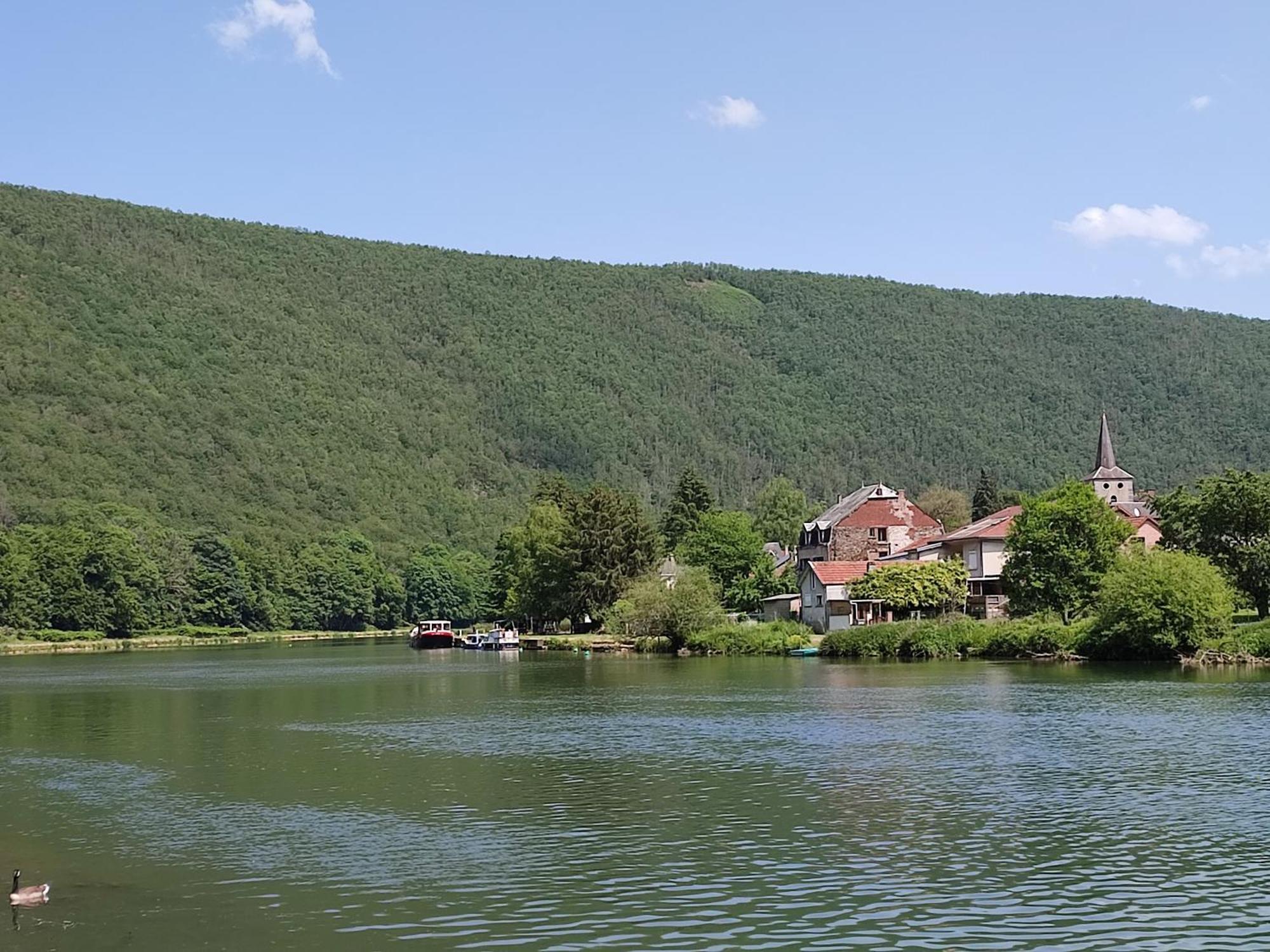 Entre Meuse Et Foret Revin  Ngoại thất bức ảnh